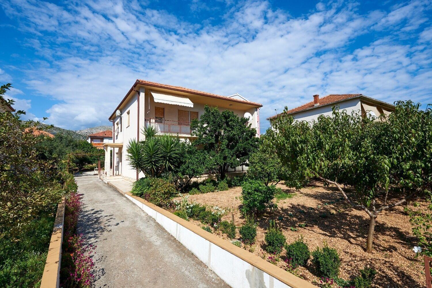 Apartment And Rooms Ivo Trogir Exterior photo